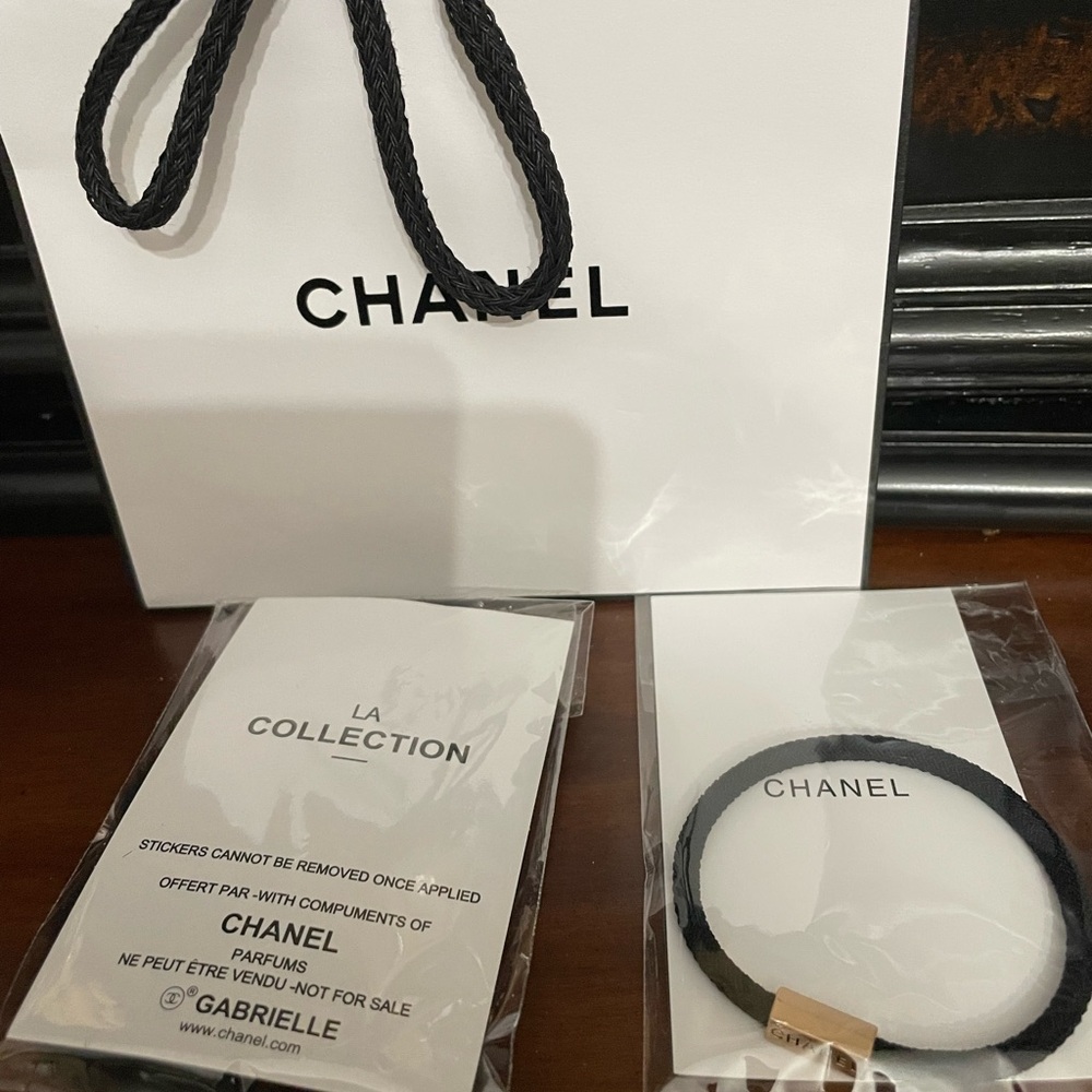 Chanel auth Black Fur Hair Clip 2pc set with gift bag - Picture 5 of 6